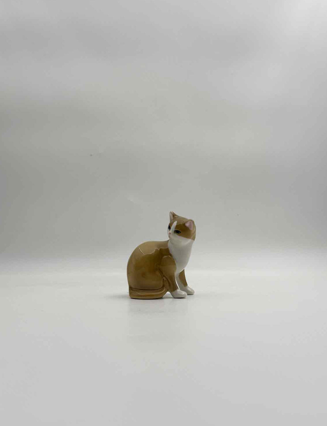 Brown White Cat Salt Pepper Shakers Set Cute Kitchen Decor Art