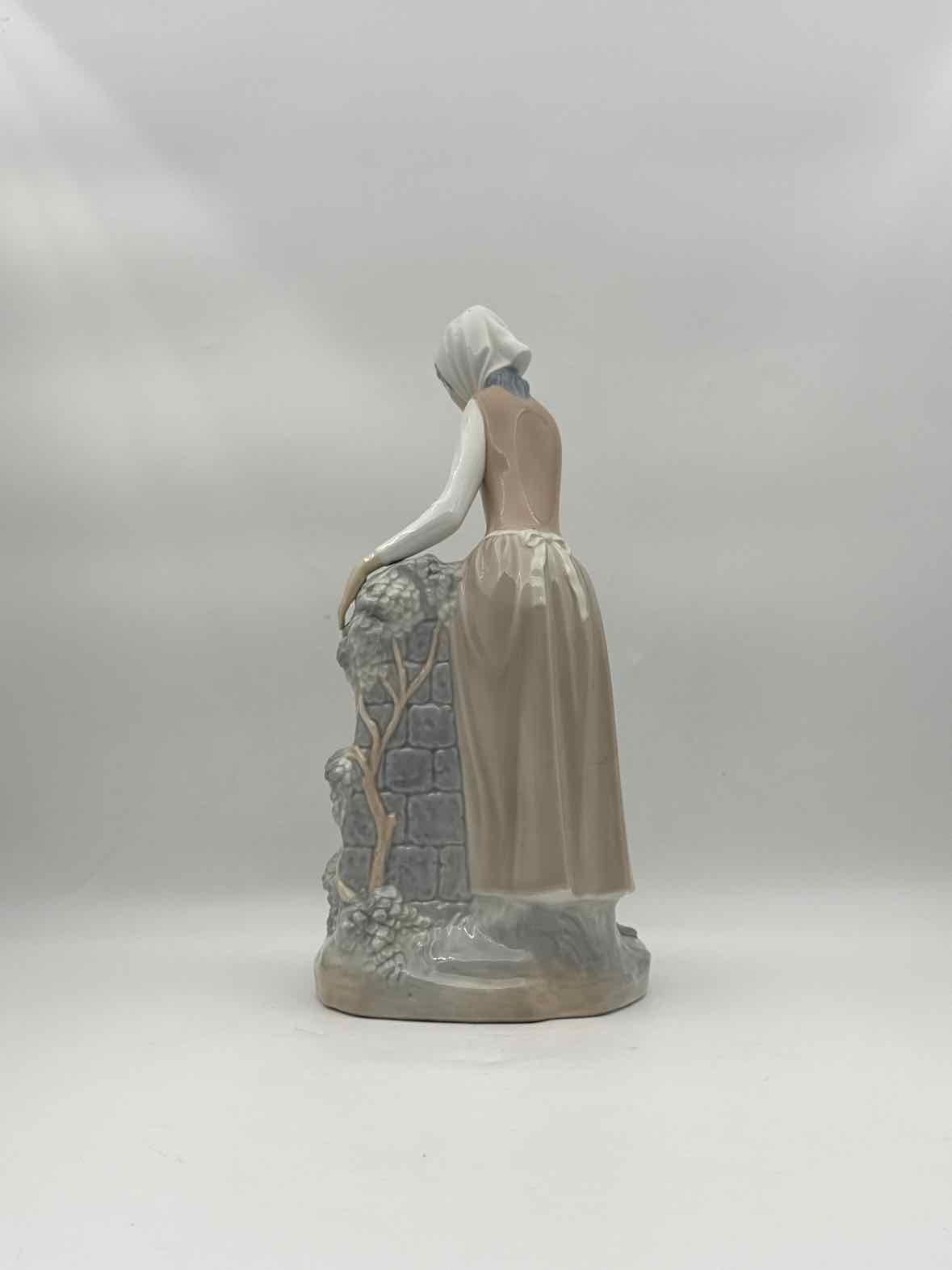 Lladró Girl at the Fountain Porcelain Figurine Handmade Spain Art