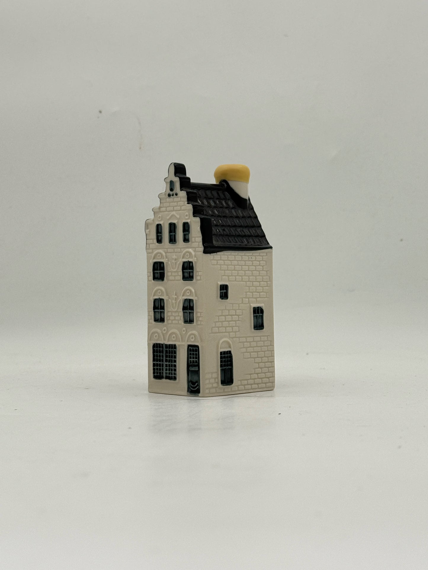 KLM Delft Blue House #32- The Longbow Brewery