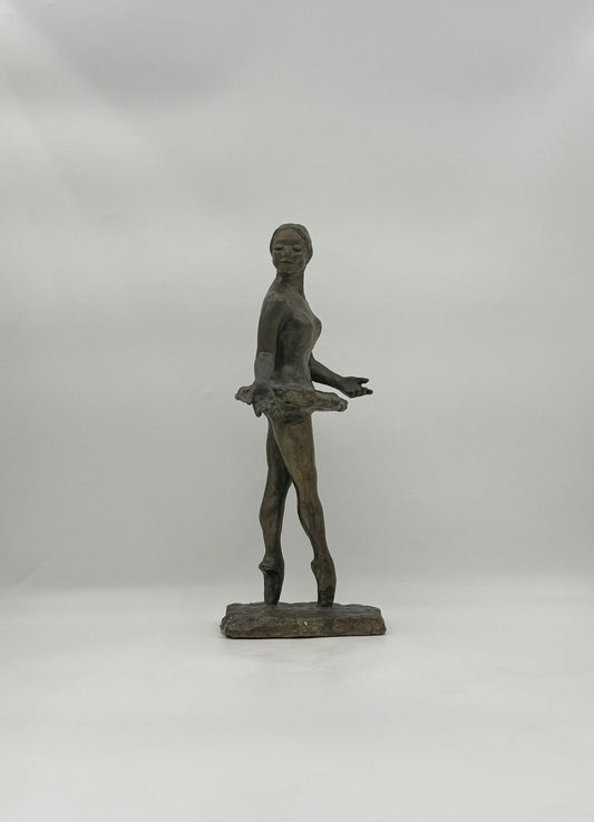Bronze Ballerina Sculpture on Pointe – Elegant Dance Figurine